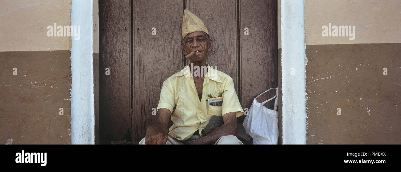 Coppia sigaro cubano l'uomo. Cuba Foto Stock