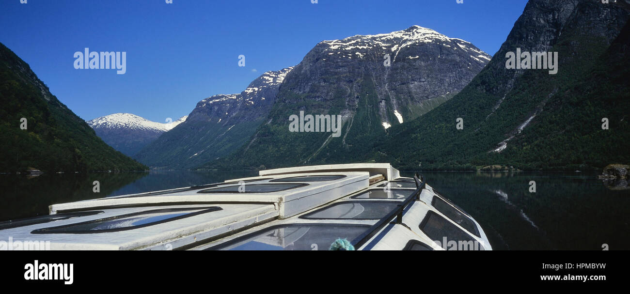 Un suggestivo viaggio in barca attraverso le acque del lago Lovatnet, Jostedalsbreen parco nazionale. Vicino a Loen. Lodal Valley. Nordfjord. Norvegia Foto Stock