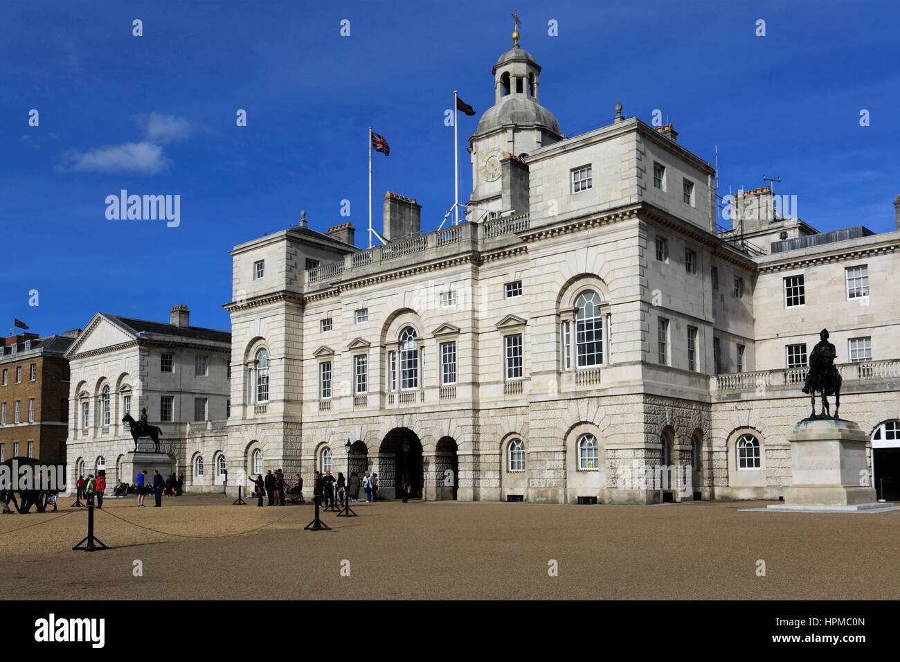 Estate, la sfilata delle Guardie a Cavallo e i vecchi edifici admirality; whitehall; Londra Inghilterra Regno Unito Foto Stock