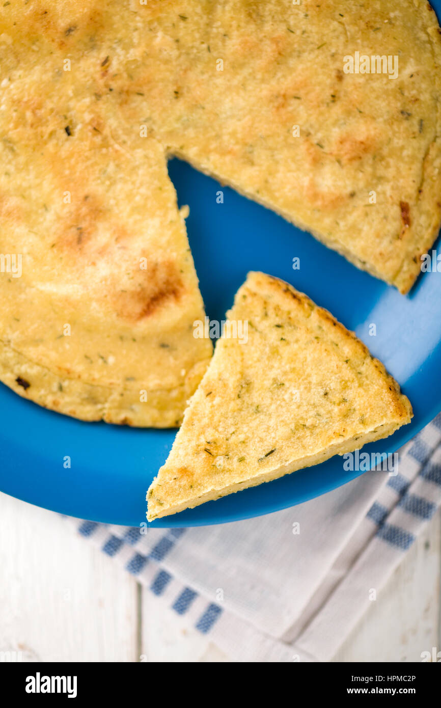 Affettato Vegan frittata di ceci sul piatto blu Foto Stock