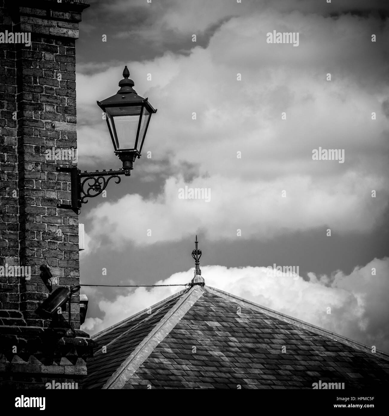 Tradizionale via la luce su un angolo del cotto su Clock Tower Building, Easingwold, nello Yorkshire, Regno Unito. Foto Stock