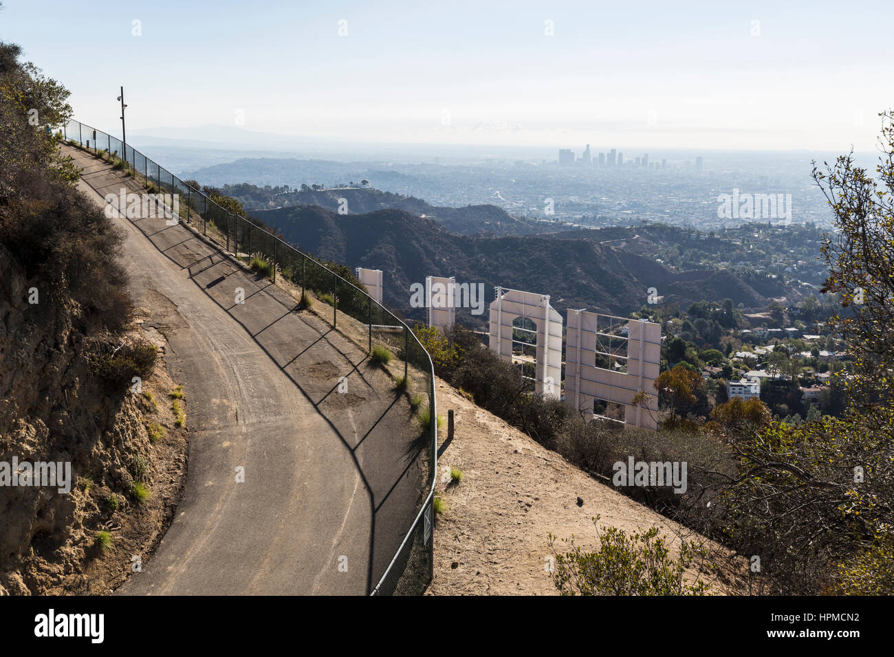 Vista editoriale del Griffith Park road dietro il segno di Hollywood. Foto Stock
