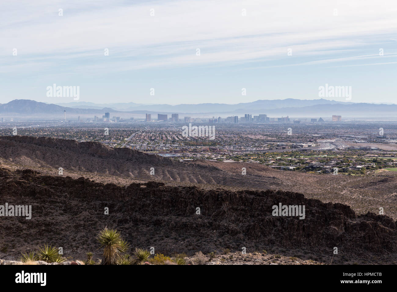 Las Vegas, Nevada, Stati Uniti d'America - 29 Novembre 2014: Las Vegas valley haze visto da vicino robusto Mojave Desert creste. Foto Stock