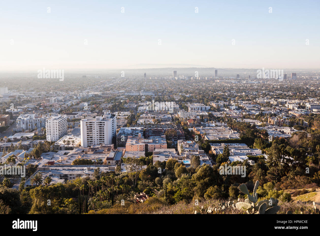 Los Angeles, California, Stati Uniti d'America - 1 Gennaio 2015: riempito di smog mattino cielo sopra di Hollywood e West Hollywood. Foto Stock