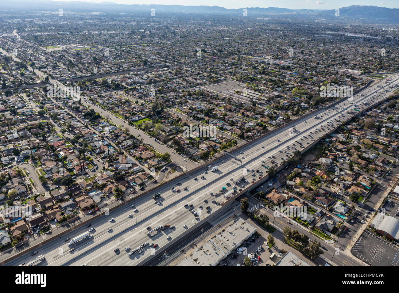 Vista aerea del Golden State 5 freeway in tentacolare San Fernando Valley di Los Angeles, California. Foto Stock