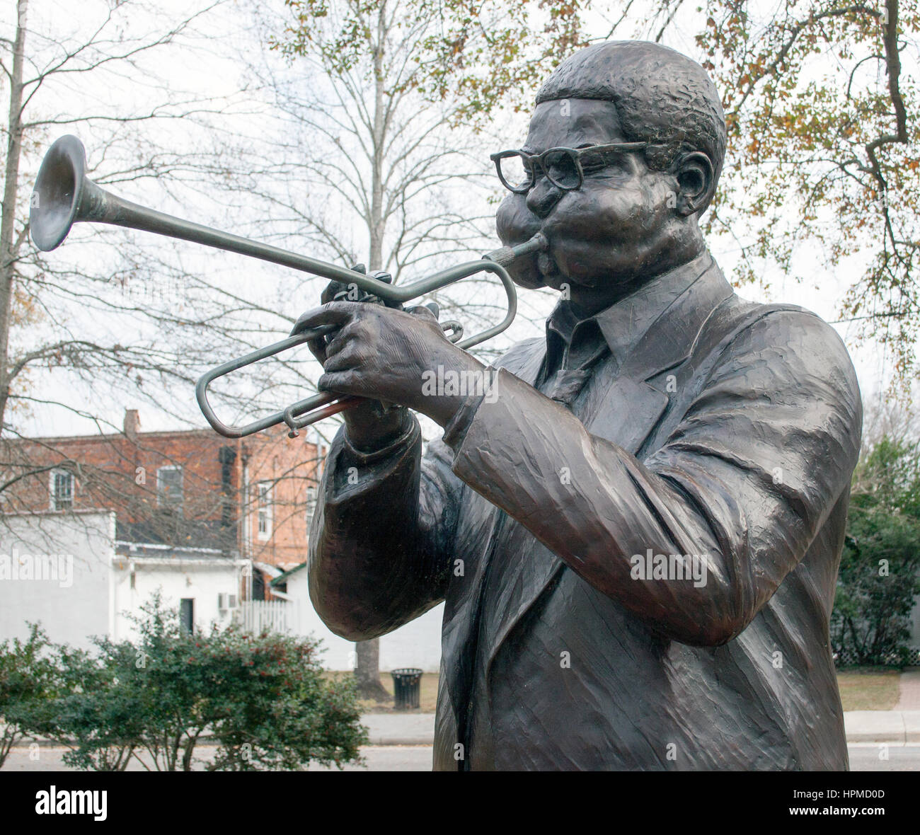 La statua di Dizzy Gillespie a Cheraw, South Carolina, onora il luogo di nascita e l'eredità della leggenda del jazz Foto Stock
