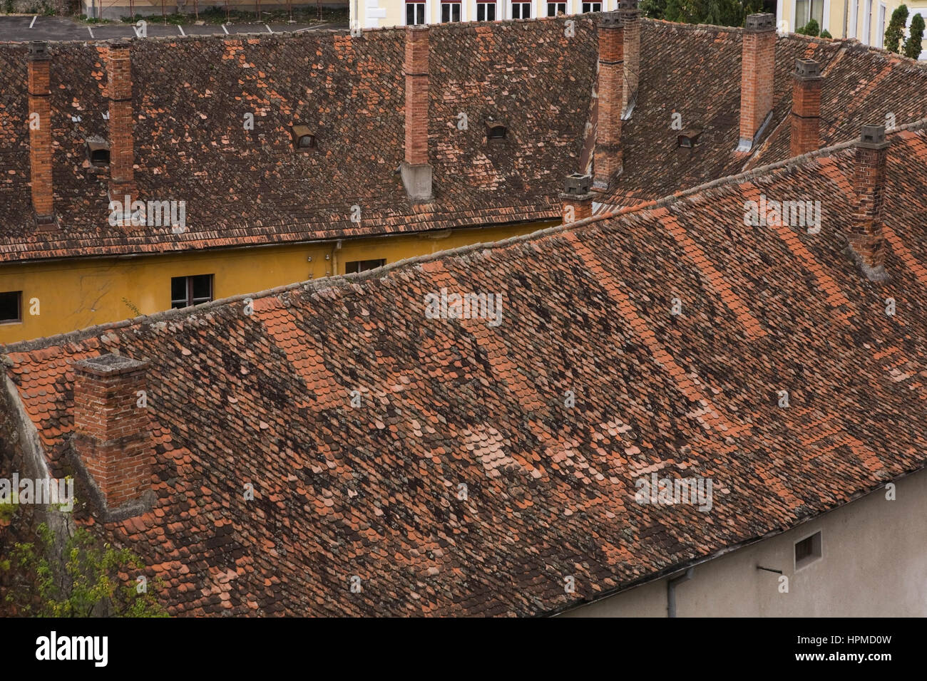 Il vecchio edificio architettonico con cotto piastrelle in argilla tetto, Brasov, Romania, l'Europa orientale. Foto Stock