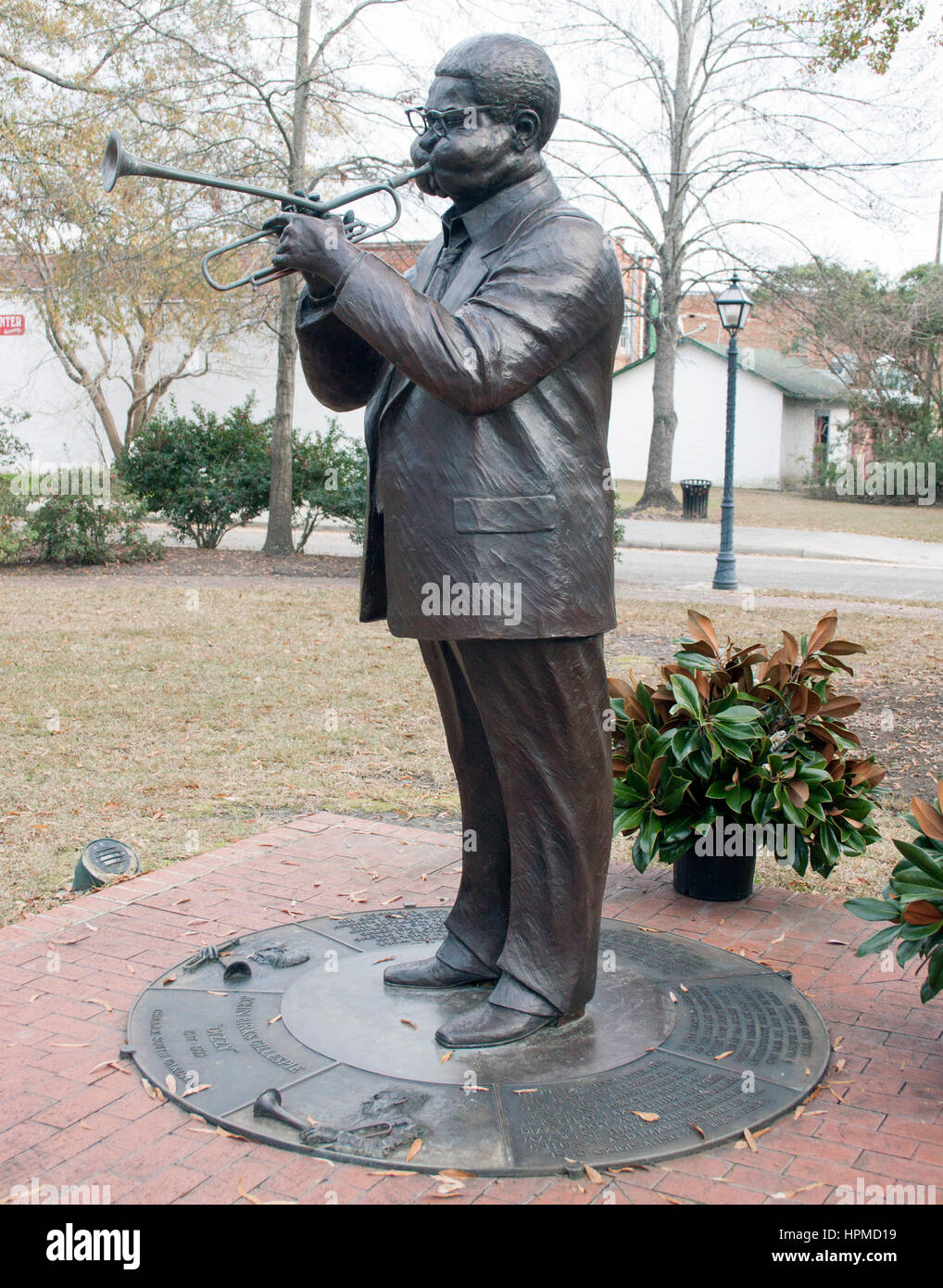 La statua di Dizzy Gillespie a Cheraw, South Carolina, onora il luogo di nascita e l'eredità della leggenda del jazz Foto Stock
