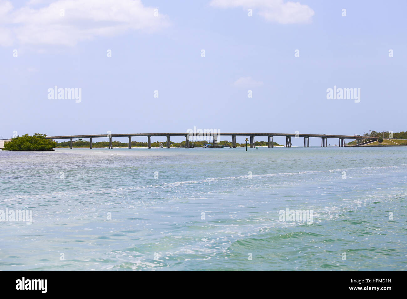 Fort Myers Beach, Stati Uniti d'America - 11 Maggio 2015: nuovo passaggio ponte che collega Big Hickory Island e amanti Key visto dall estero Bay. Foto Stock