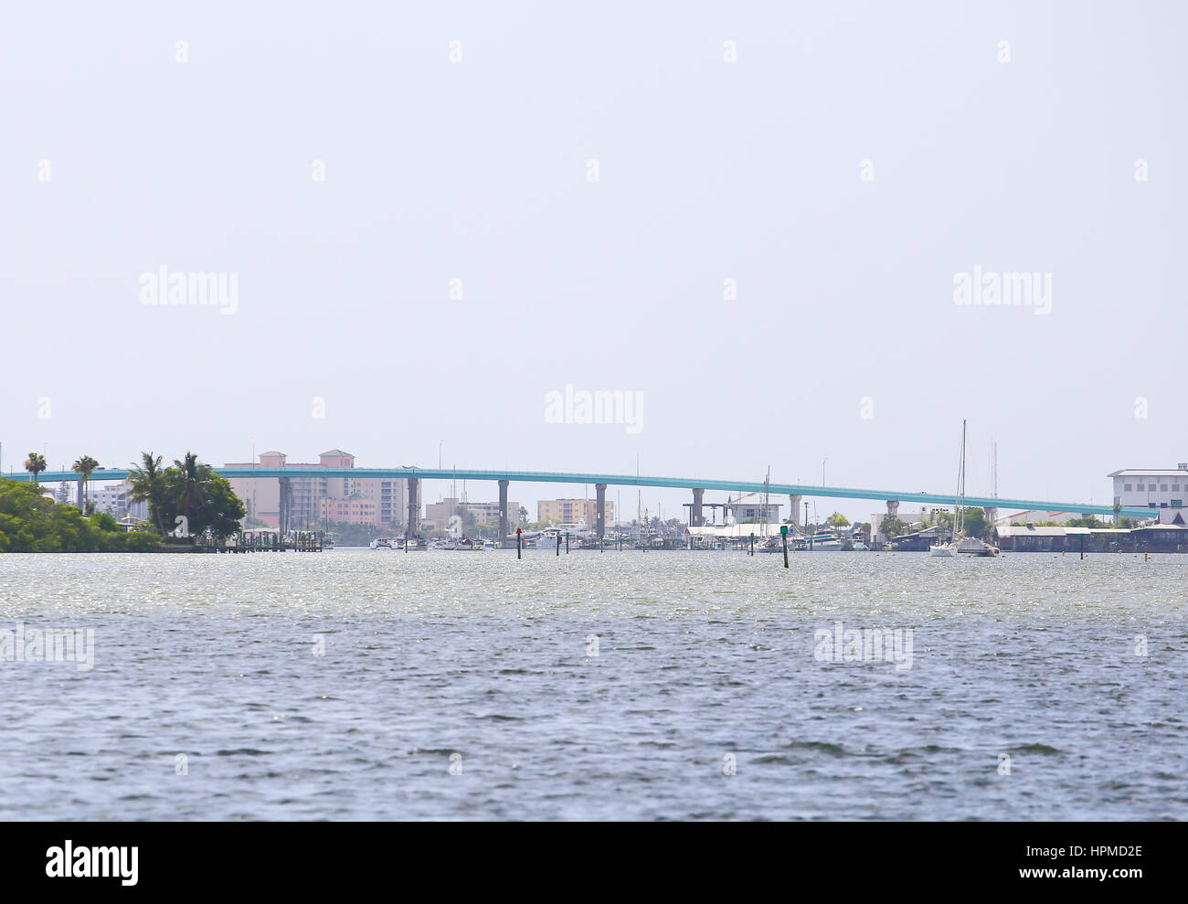 Fort Myers Beach, Stati Uniti d'America - 11 Maggio 2015: Matanzas Pass ponte di collegamento Estero isola con la terraferma della Florida visto dall estero Bay. Foto Stock