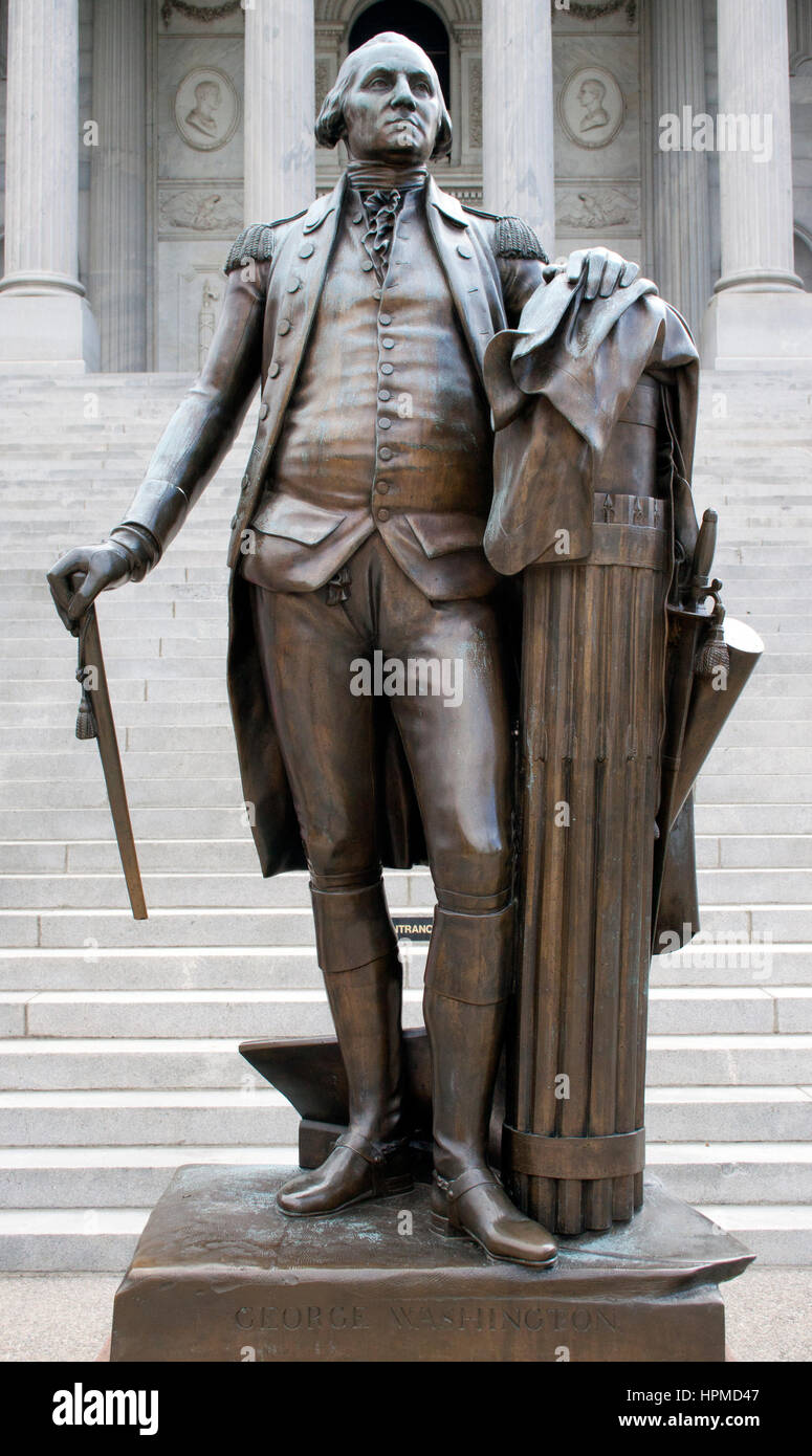 Un maestoso bronzo del presidente George Washington si erge con orgoglio a Columbia, SC, onorando il primo leader della nazione e eroe della Guerra d'indipendenza. Foto Stock