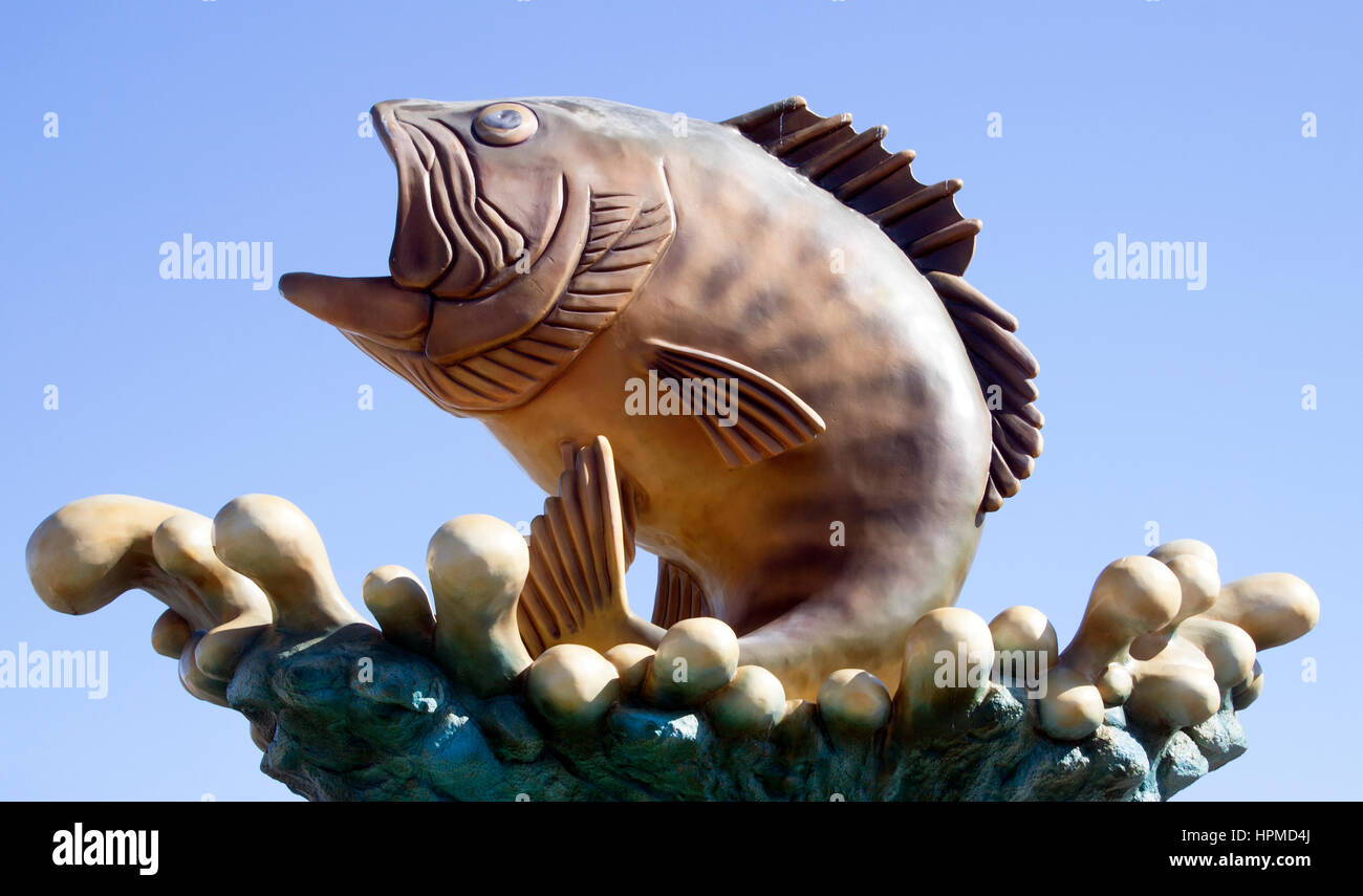Una massiccia scultura di basso che salta a Ashland, Virginia, fa un tuffo come una divertente sosta lungo la strada sia per gli appassionati di pesca che per i viaggiatori. Foto Stock