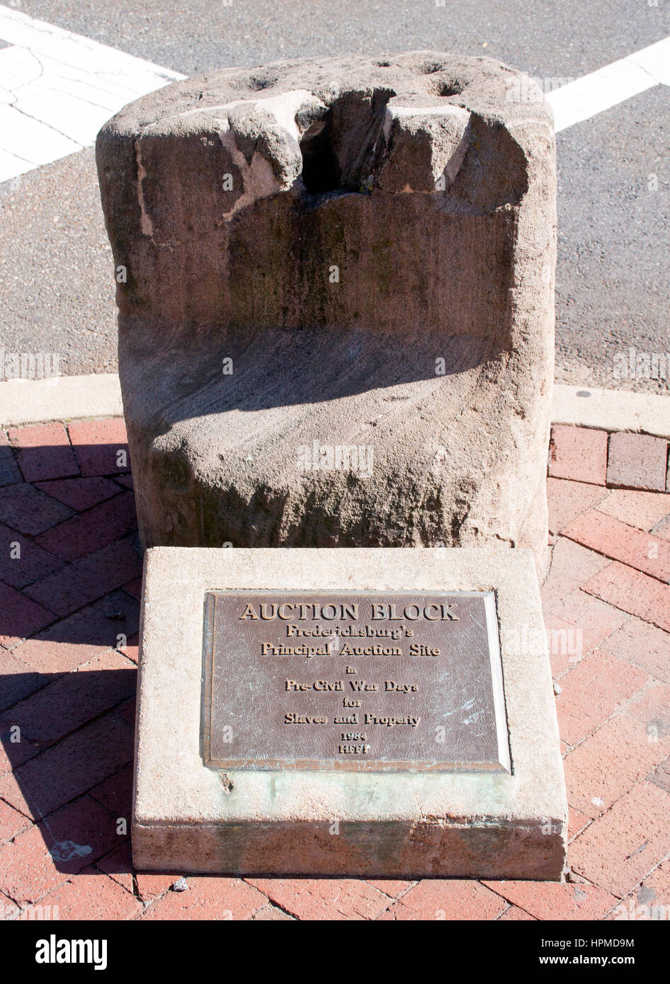 A Fredericksburg, Virginia, il blocco d’asta degli schiavi conservato è un triste ricordo della dolorosa storia americana e della lotta per la libertà. Foto Stock