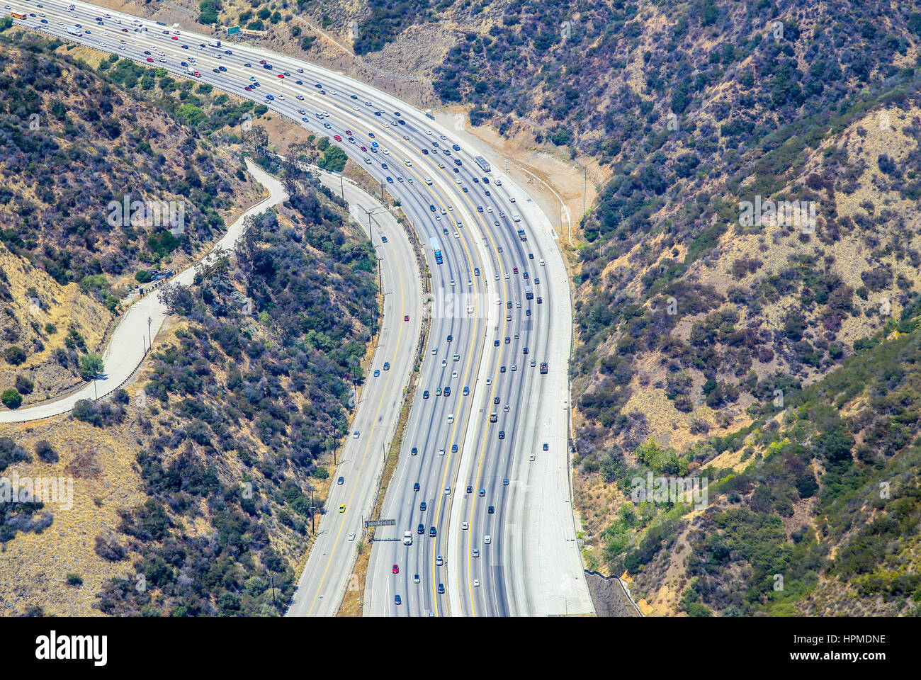 Los Angeles, Stati Uniti d'America - 27 Maggio 2015: veduta aerea di una parte della Interstate 405 vicino al Bel Air. Foto Stock