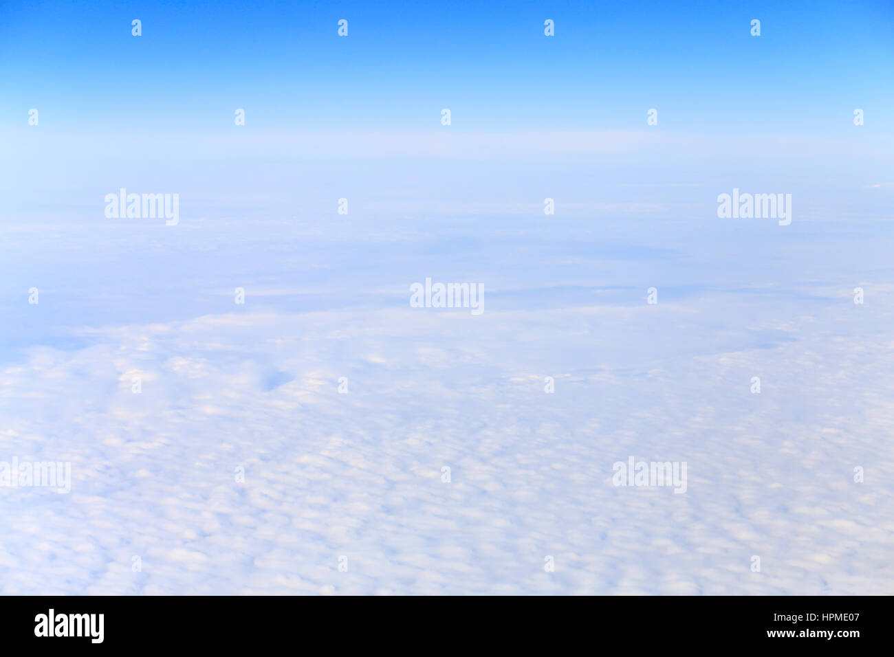 Vista dall'aereo su nuvole bianche e blu cielo Foto Stock