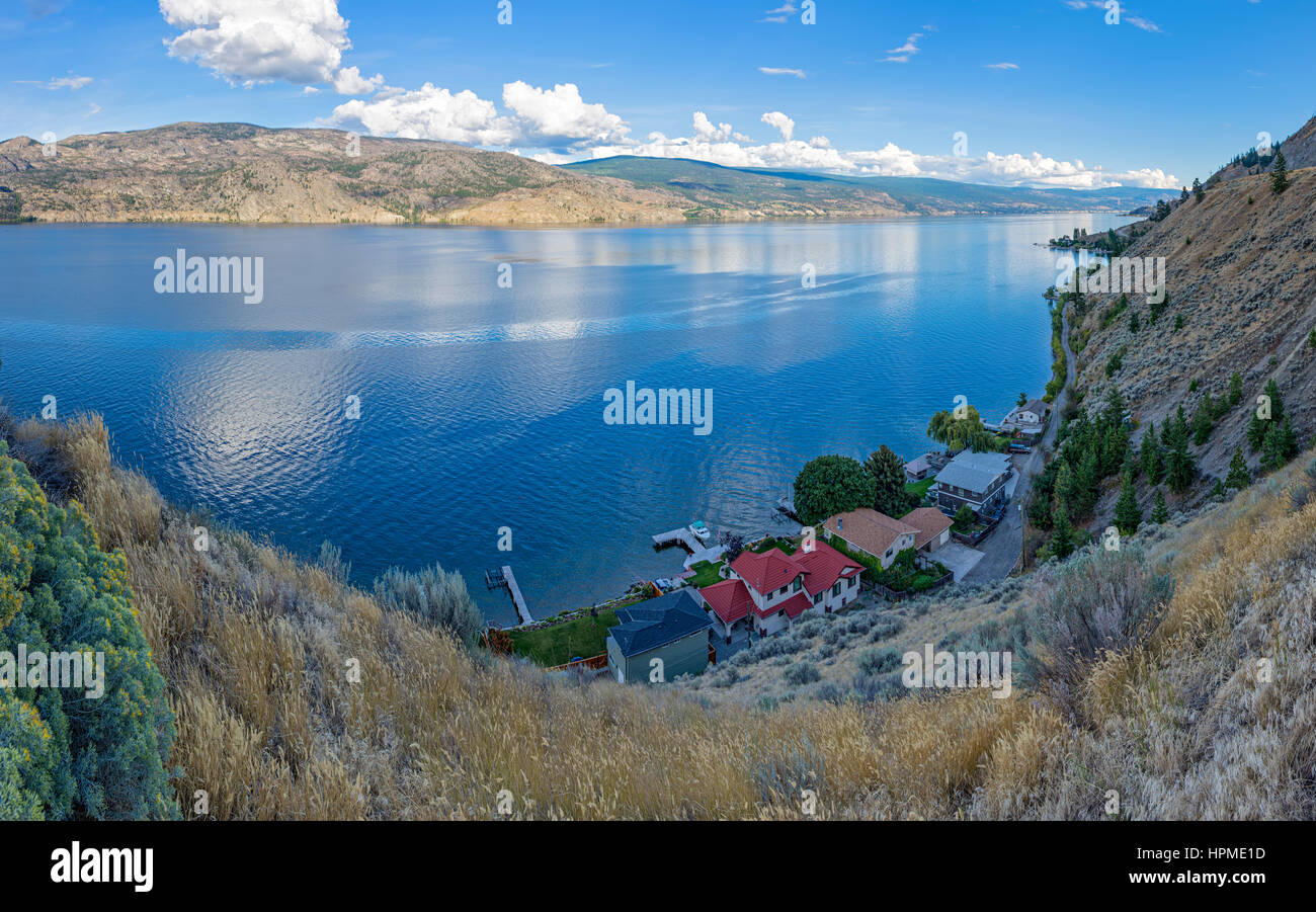 Lago Okanagan vicino a Summerland della Columbia britannica in Canada con un fronte lago di suddivisione in primo piano Foto Stock