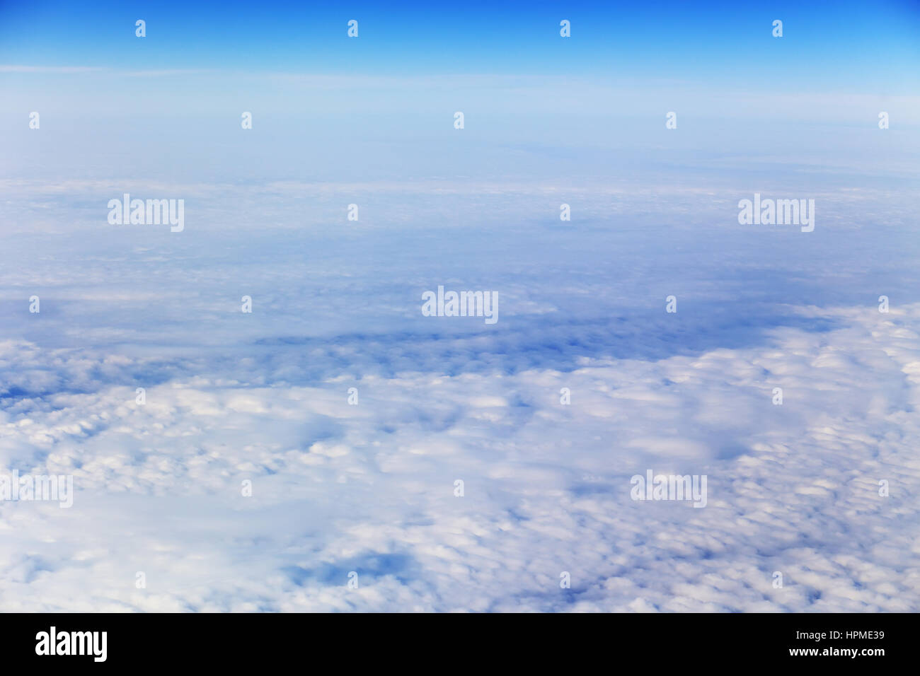 Vista dal piano su nuvole bianche e blu cielo Foto Stock