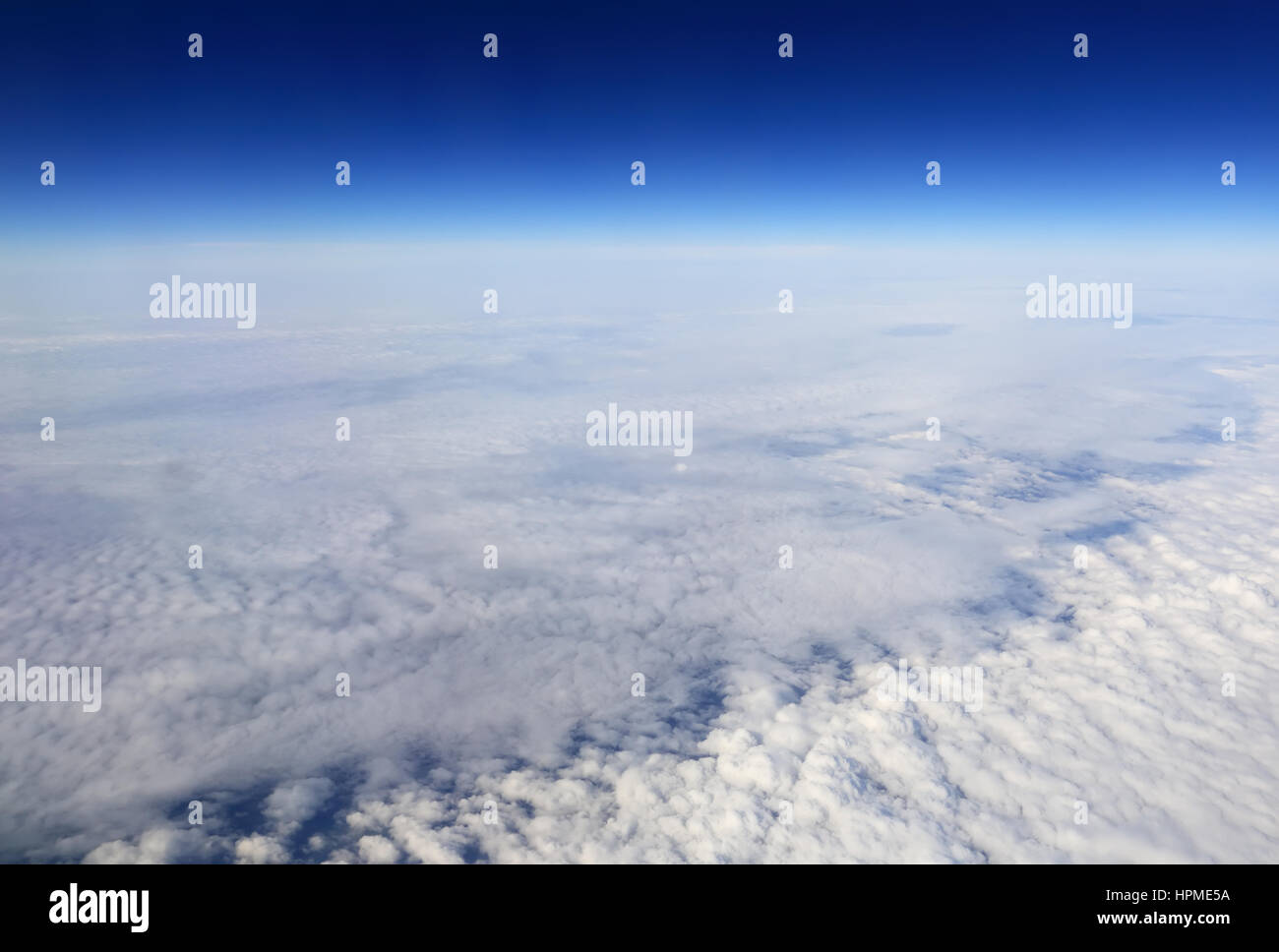 Nuvole bianche come la neve e il cielo blu sopra Foto Stock