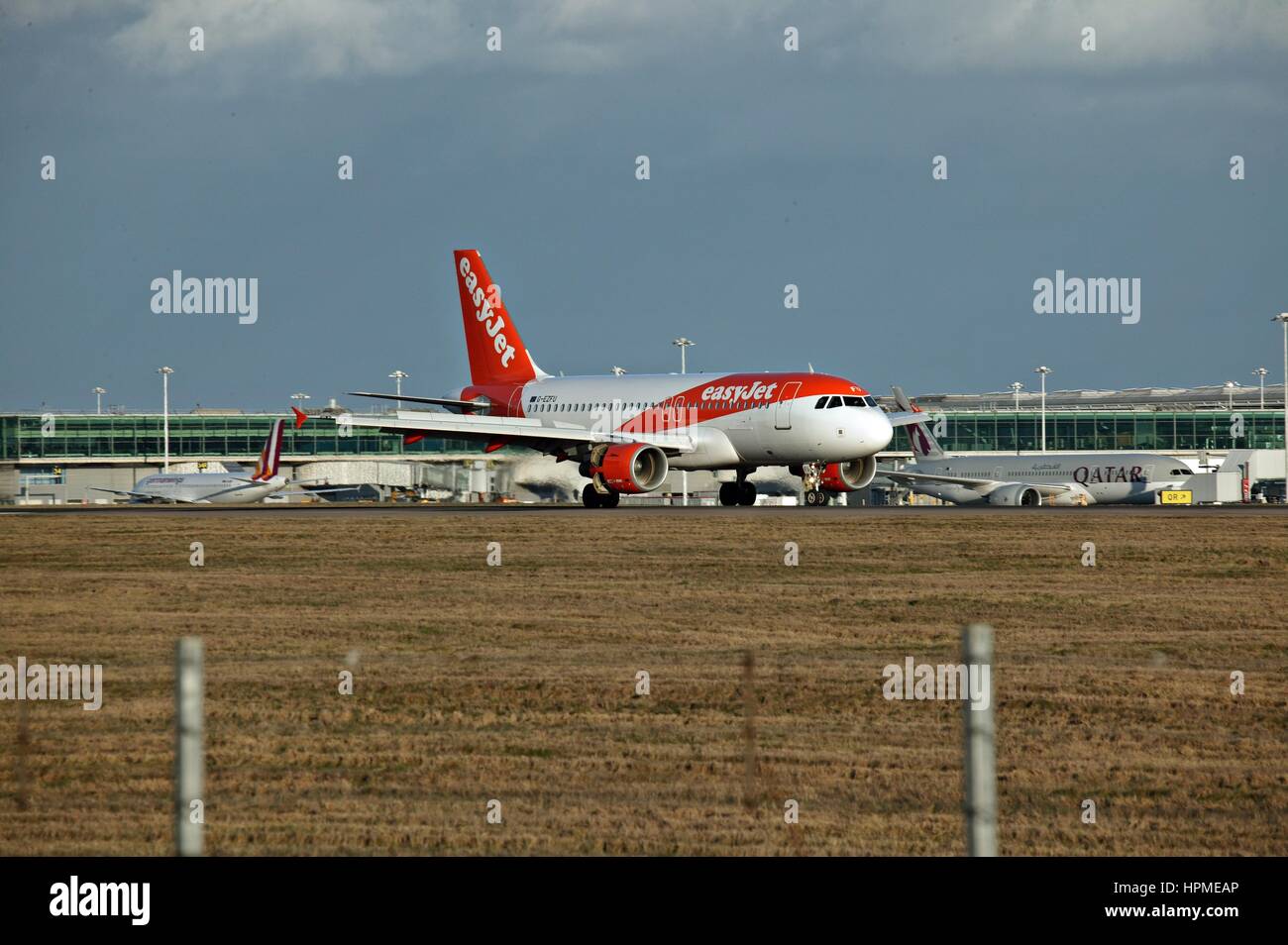 EasyJet aerei di atterraggio all'Aeroporto di Stansted. Foto Stock