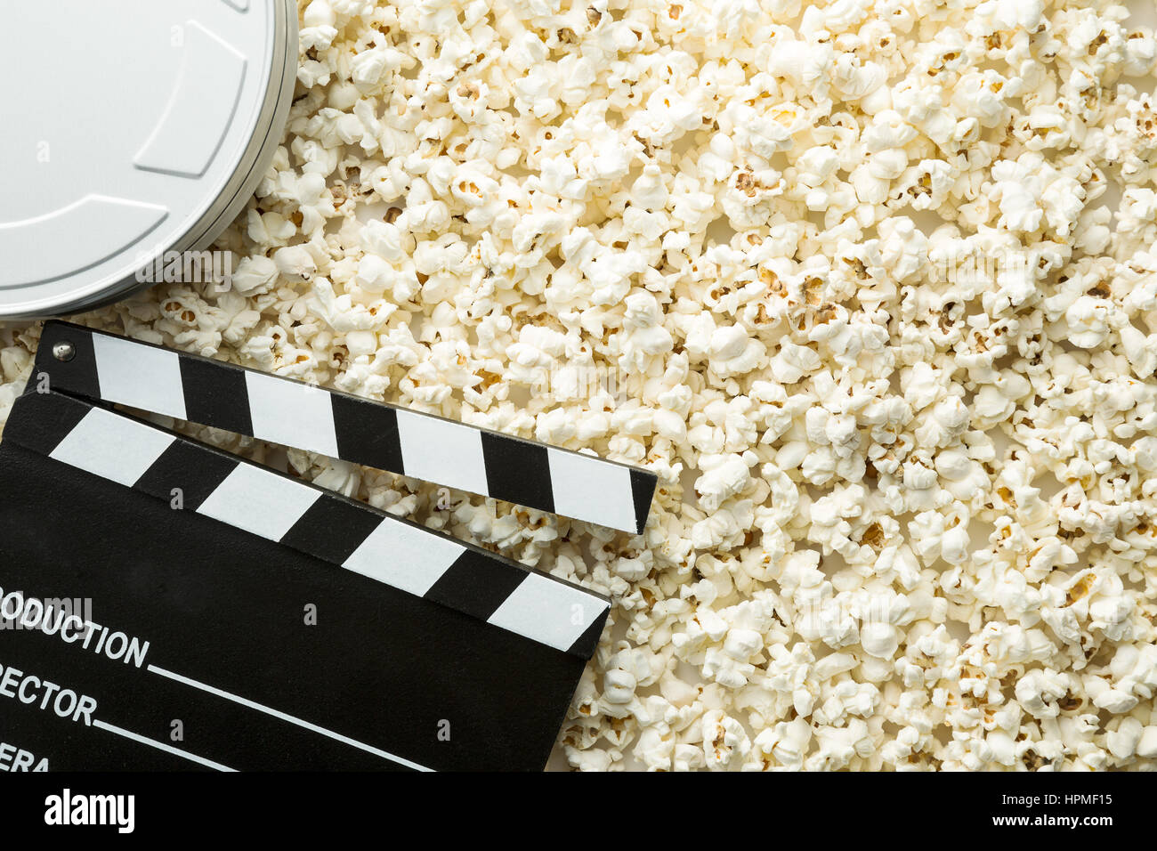 Clapperboard e pop-corn. Vista dall'alto. Foto Stock