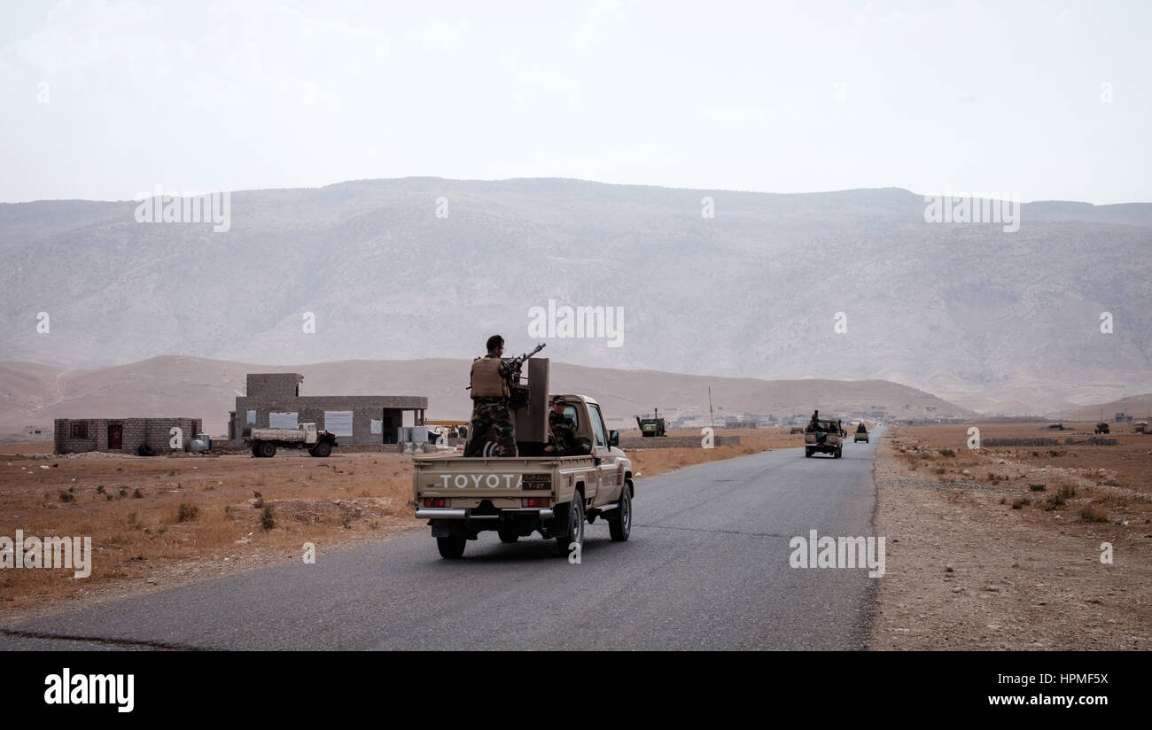 Yazidi peshmurga vehicals ci fanno strada verso la montagna Sinjar, Provincia di Ninive, nel nord Iraq. Foto Stock