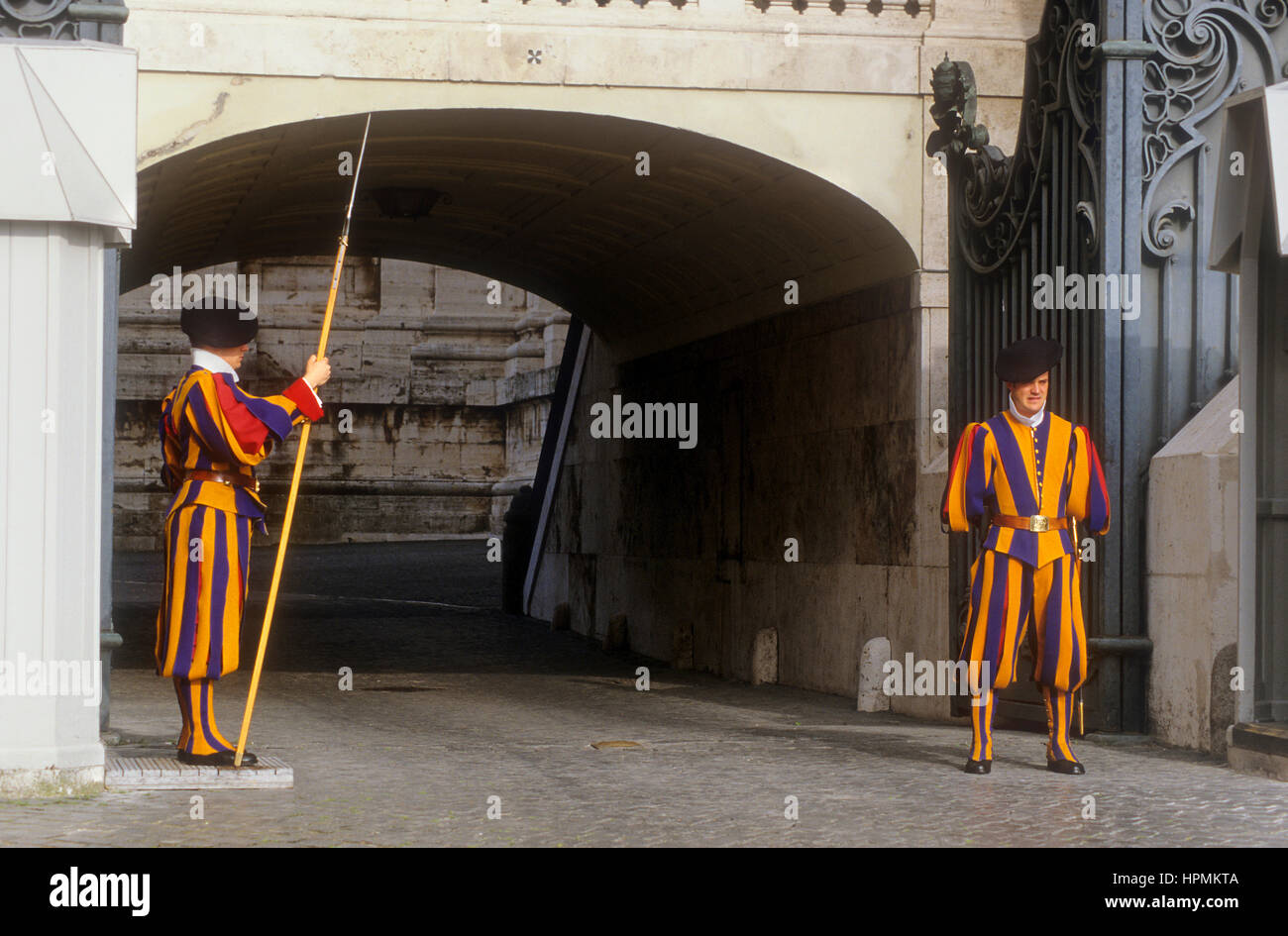 Guardie Svizzere , in piazza San Pietro, il Vaticano, Roma, Italia Foto Stock