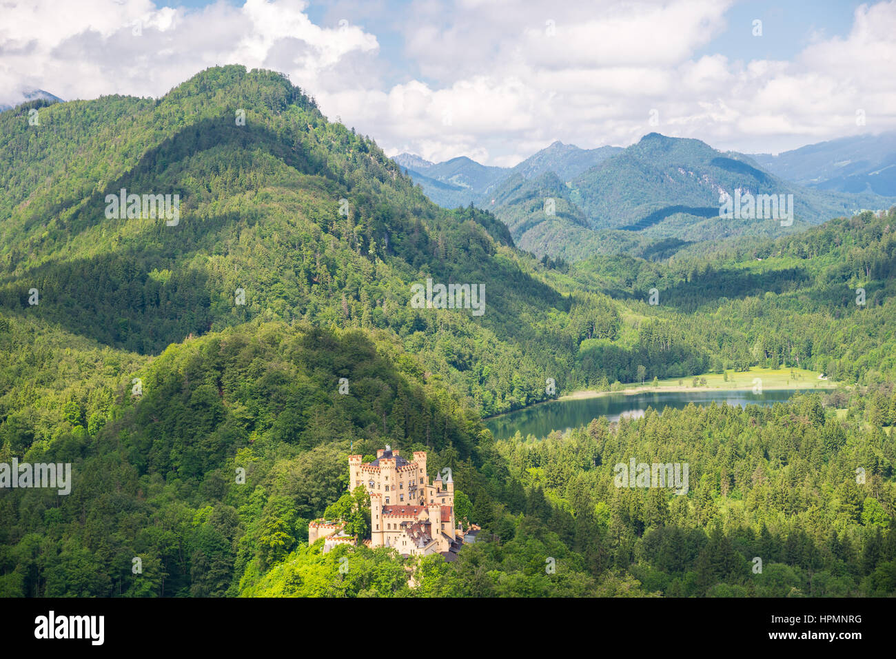 Castello di Hohenschwangau, eterna foresta con Blue Mountains e laghi della Baviera, Germania. Foto Stock