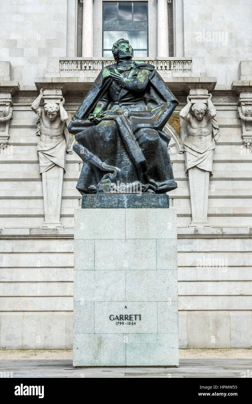 Statua del poeta portoghese, drammaturgo, scrittore e uomo politico Almeida Garrett di fronte a Porto City Hall, Portogallo Foto Stock