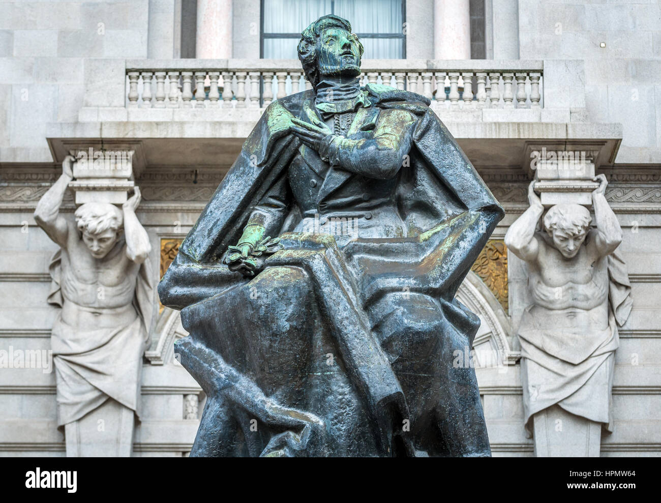 Statua del poeta portoghese, drammaturgo, scrittore e uomo politico Almeida Garrett di fronte a Porto City Hall, Portogallo Foto Stock