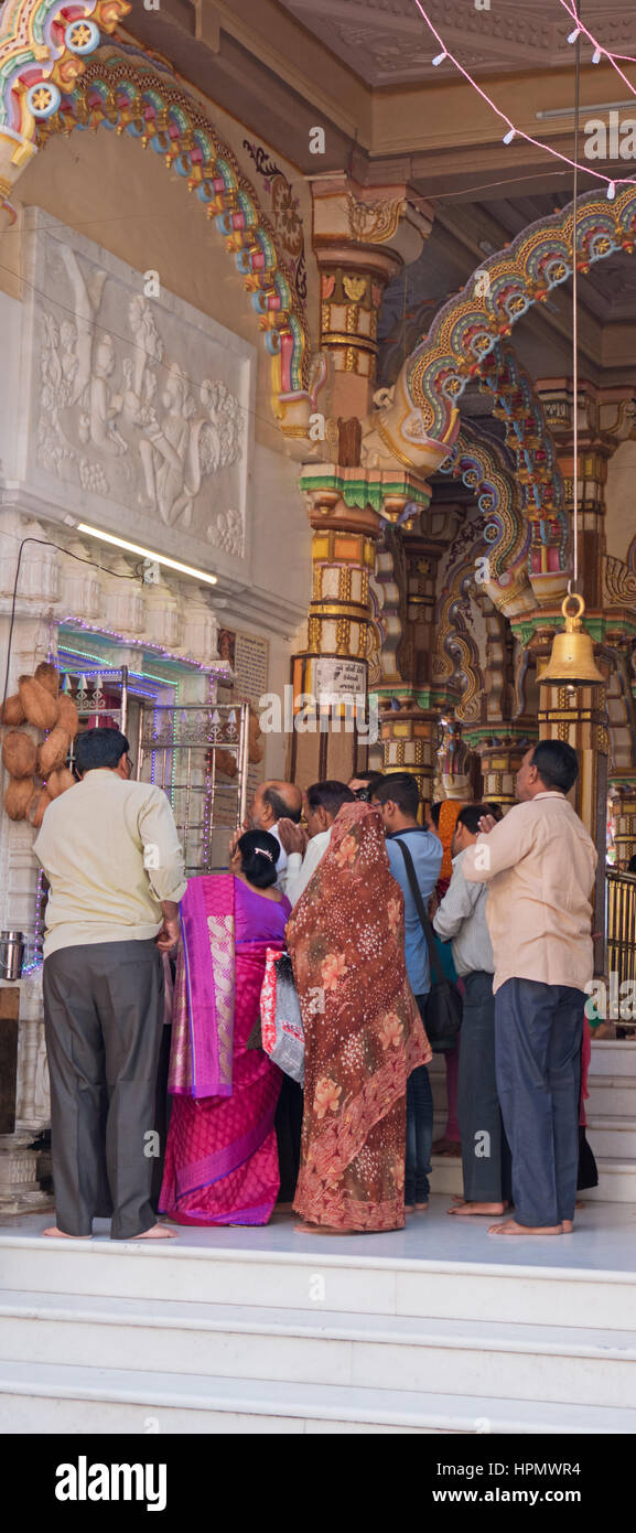 I fedeli si sono riuniti intorno ad un santuario in Ahmedabad in di Shri Swaminarayan tempio appartenente ad una setta entro l induismo Foto Stock