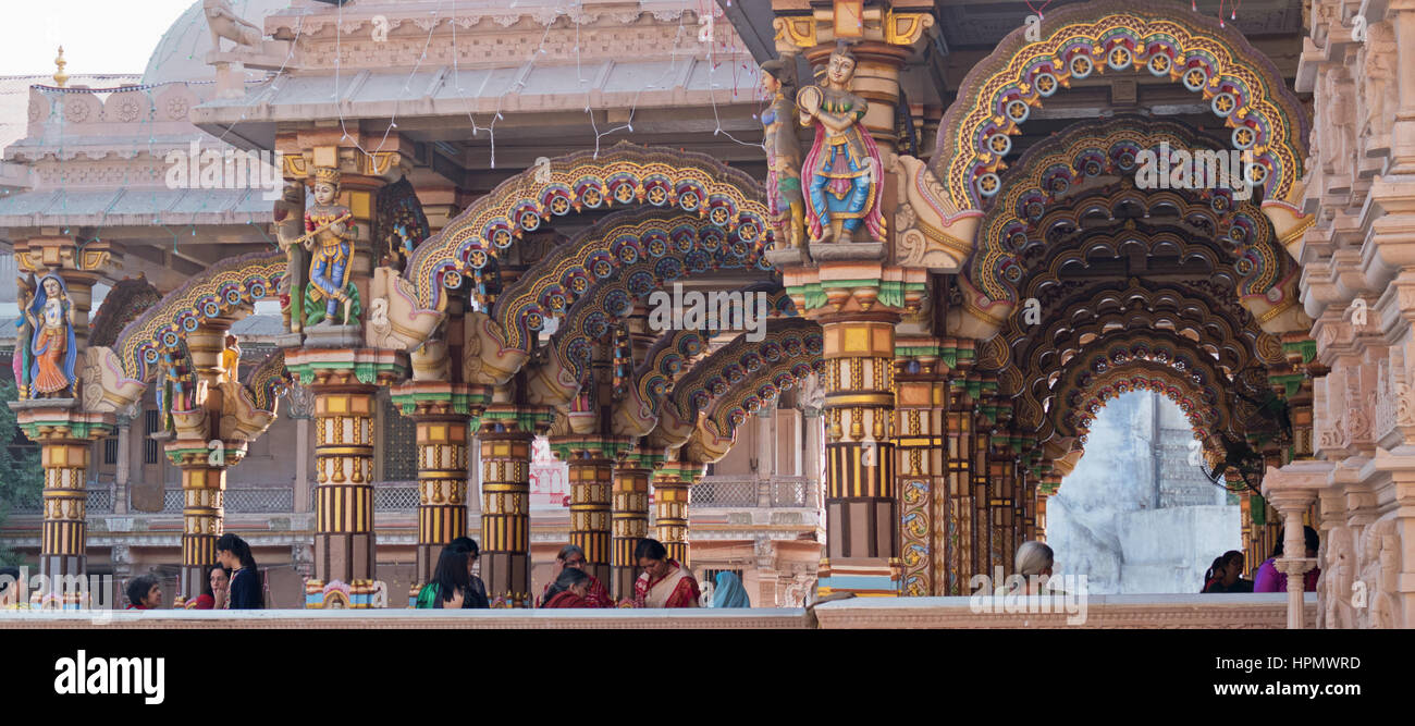 La decorata luminosamente in teak Burmese arcate in Hindu Shri Swaminarayan tempio in Ahmedabad, India Foto Stock