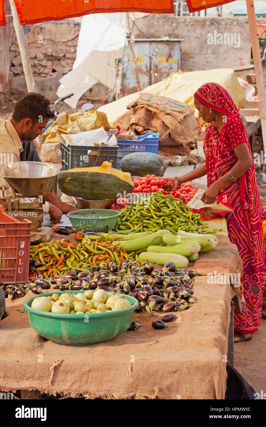 Commerciante e il cliente del mercato della frutta e della verdura nel vecchio Johari Bazaar distretto della città di Jaipur nel Rajasthan, India Foto Stock