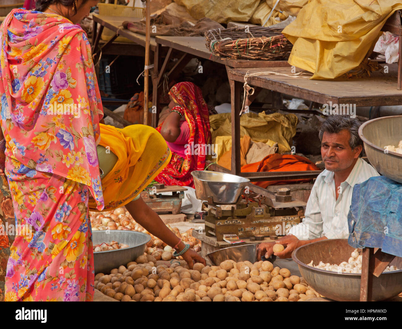 Commerciante e clienti nel mercato di frutta e verdura nella vecchia Johari Bazaar distretto della città di Jaipur nel Rajasthan, India Foto Stock