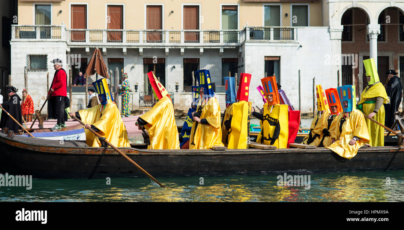 Sfilata di apertura del Carnevale di Venezia 2017, sul Canal Grande Foto Stock