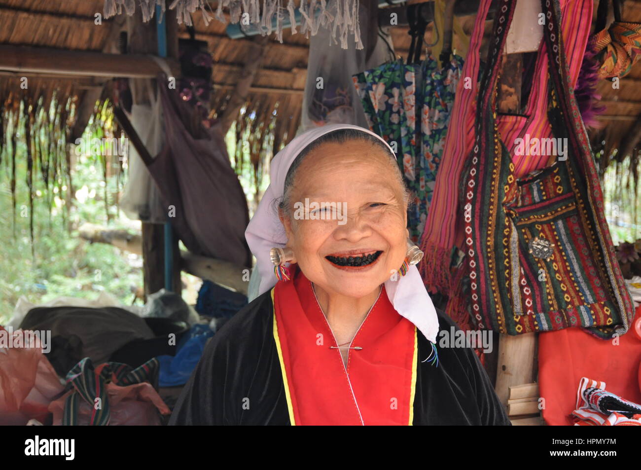 Grande orecchio tribù Karen donna anziana con grandi orecchioni forati e denti anneriti in Chiang Mai Thailandia Foto Stock