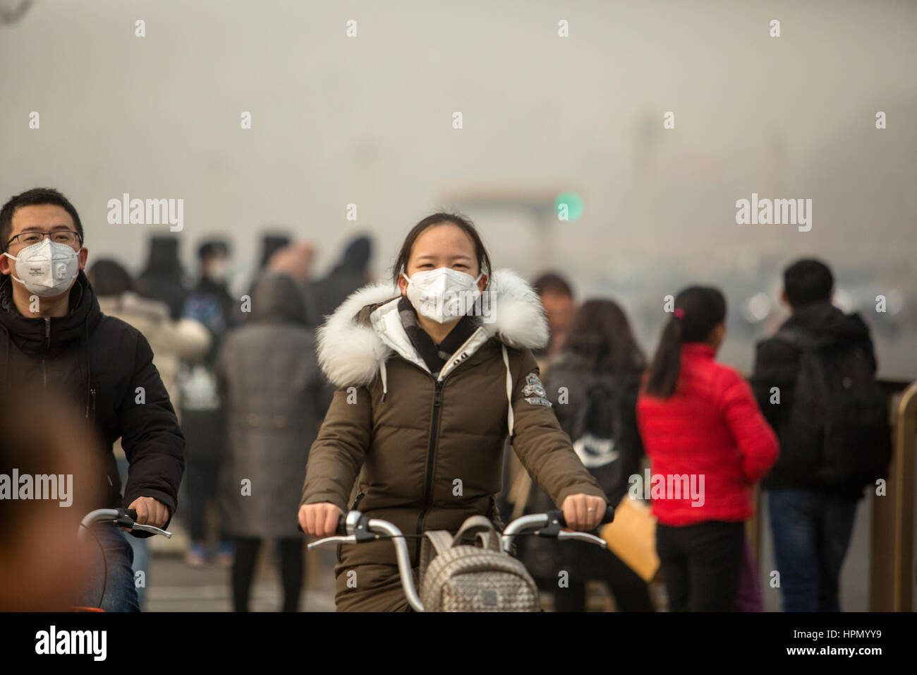 La gente che indossa la maschera di smog pesante Foto Stock