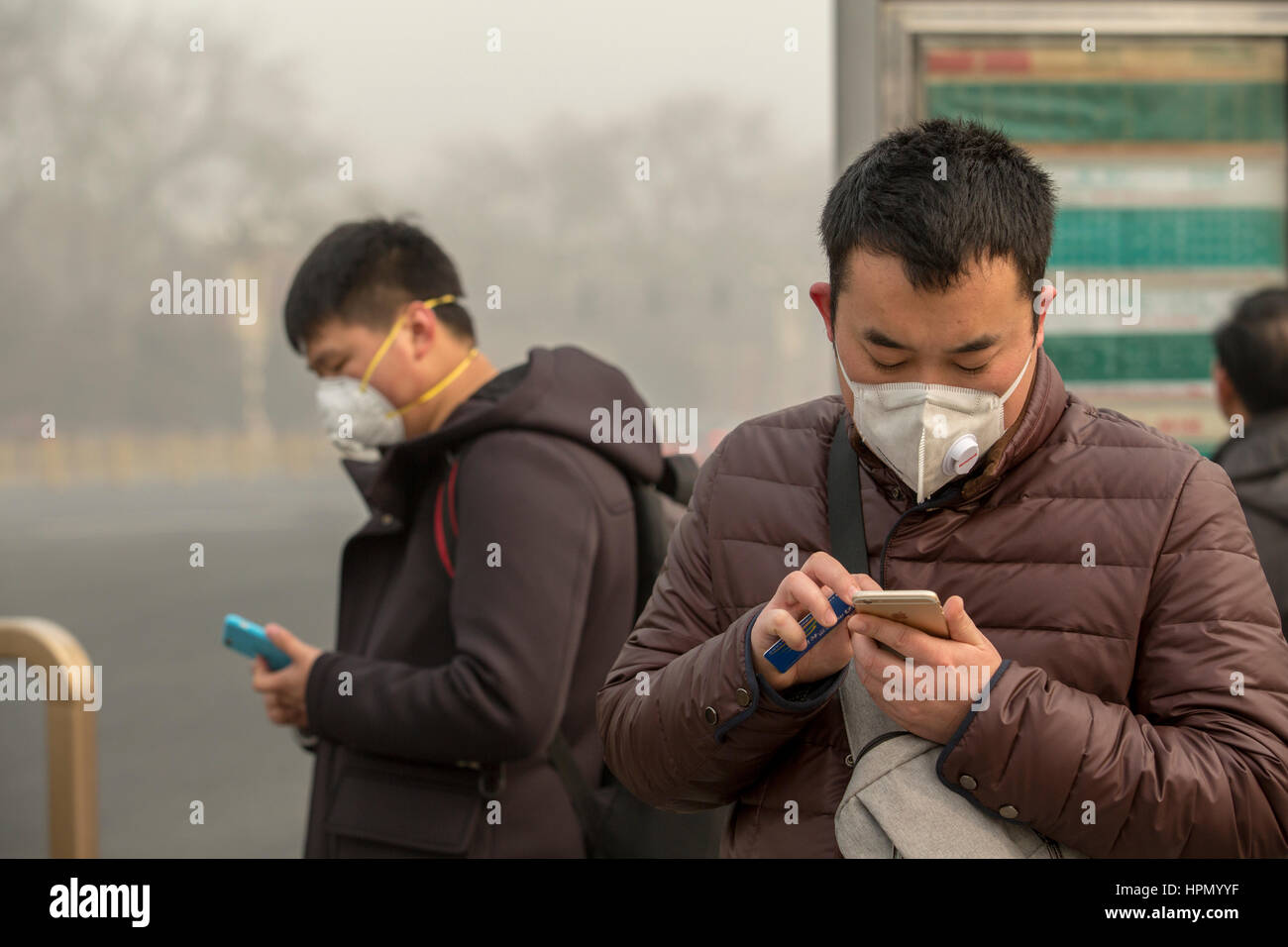 La gente che indossa la maschera di smog pesante Foto Stock