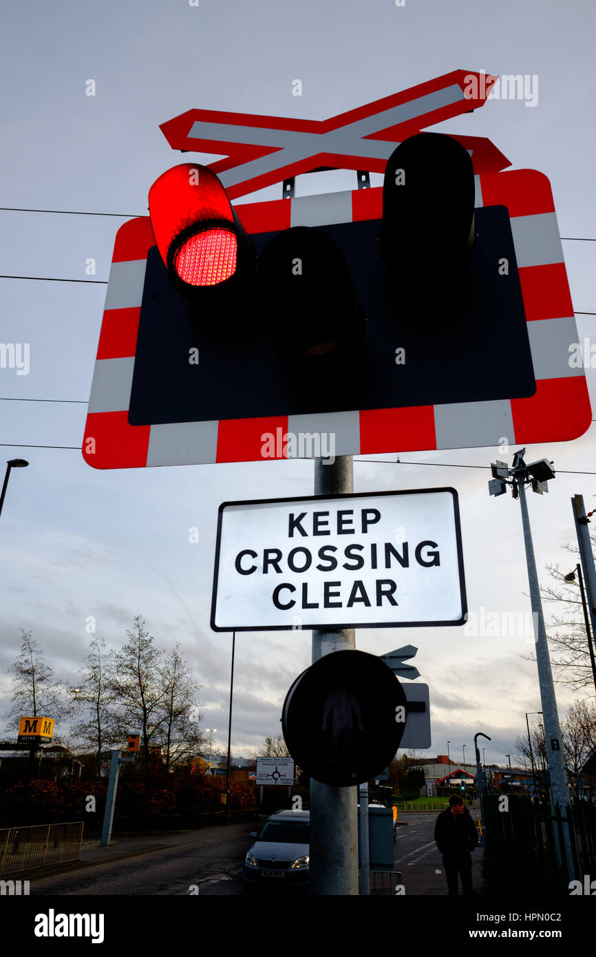 E pedonale strada attraversando la Tyne and Wear metro a Kingston Park, Newcastle. Foto Stock