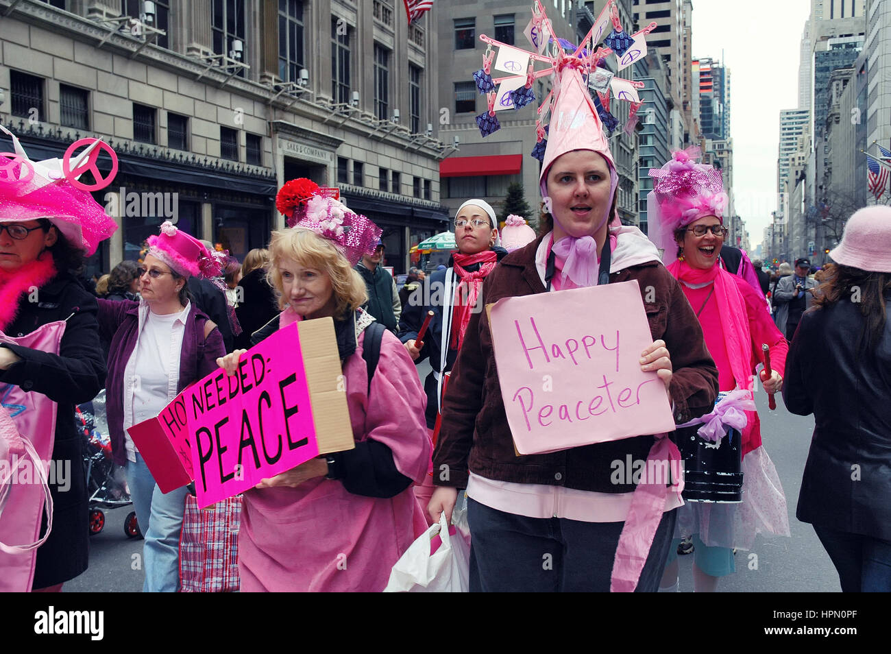 Anti-guerra " Codice rosa' dimostranti prendendo parte alla parata di Pasqua sulla Quinta Avenue in New York City. Marzo 27, 2005 - New York, Stati Uniti d'America Foto Stock