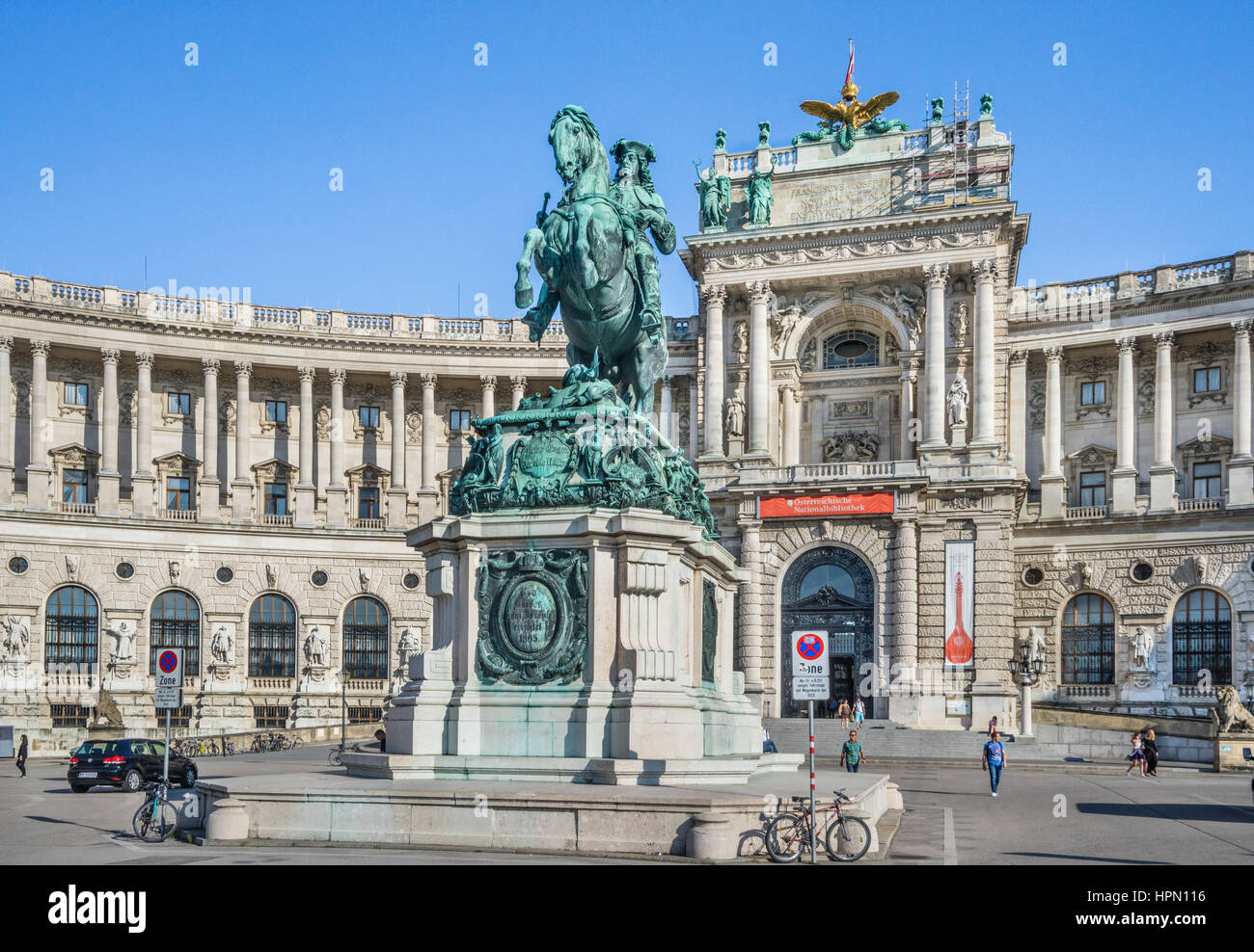 Austria, Vienna Hofburg, Heldenplatz (Piazza degli Eroi) con statua equestre del principe Eugenio di Savoia Foto Stock