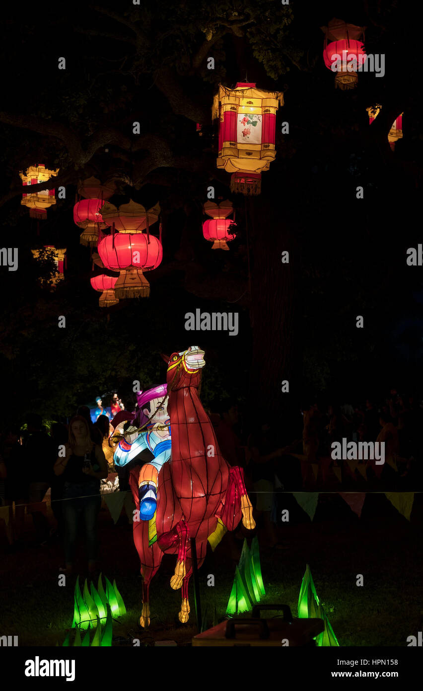 Horseman e lanterne su un albero durante il Festival delle Lanterne di Auckland Foto Stock