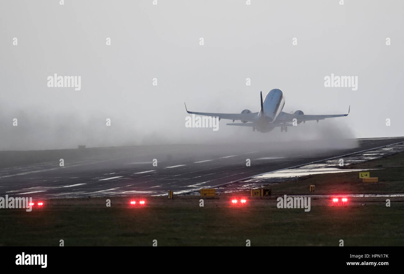 Un aereo decolla dall'aeroporto di Leeds Bradford come i voli sono stati annullati e pendolari sono stati avvertiti che hanno affrontato i ritardi dopo la tempesta Doris ha raggiunto quasi 90mph sul suo modo di pastella Gran Bretagna. Foto Stock