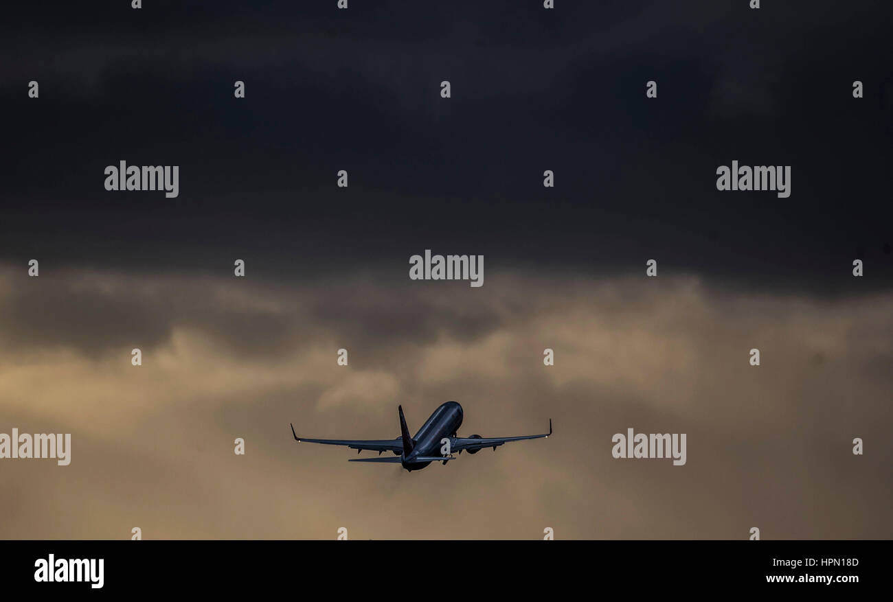 Un aereo decolla dall'aeroporto di Leeds Bradford in cloud pesanti come i voli sono stati annullati e pendolari sono stati avvertiti che hanno affrontato i ritardi dopo la tempesta Doris ha raggiunto quasi 90mph sul suo modo di pastella Gran Bretagna. Foto Stock