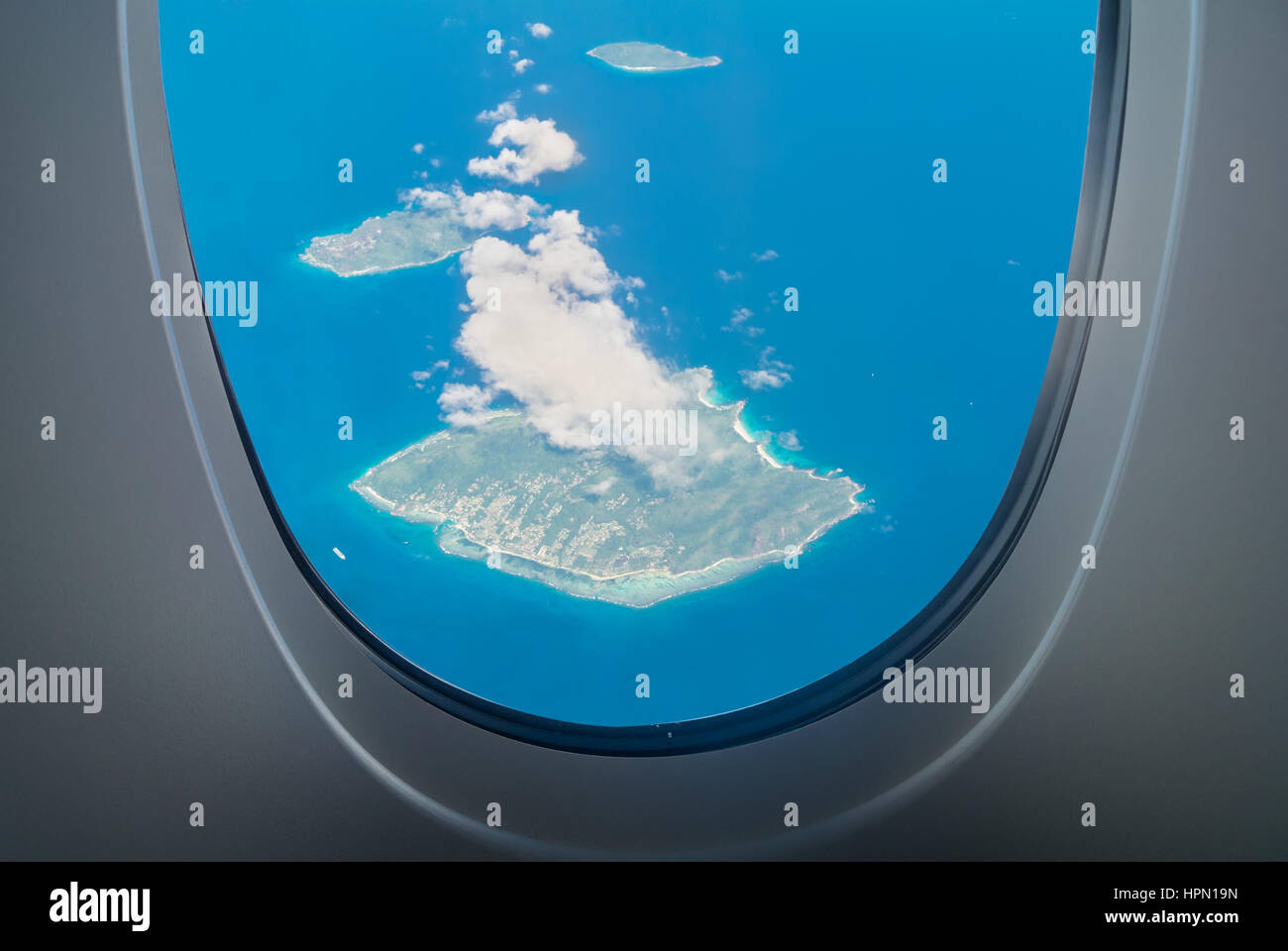 La Digue Island vista aerea attraverso finestre di aeromobili in Seychelles - arcipelago e il paese nell'Oceano Indiano. Felicite visibile e Marianne Island Foto Stock