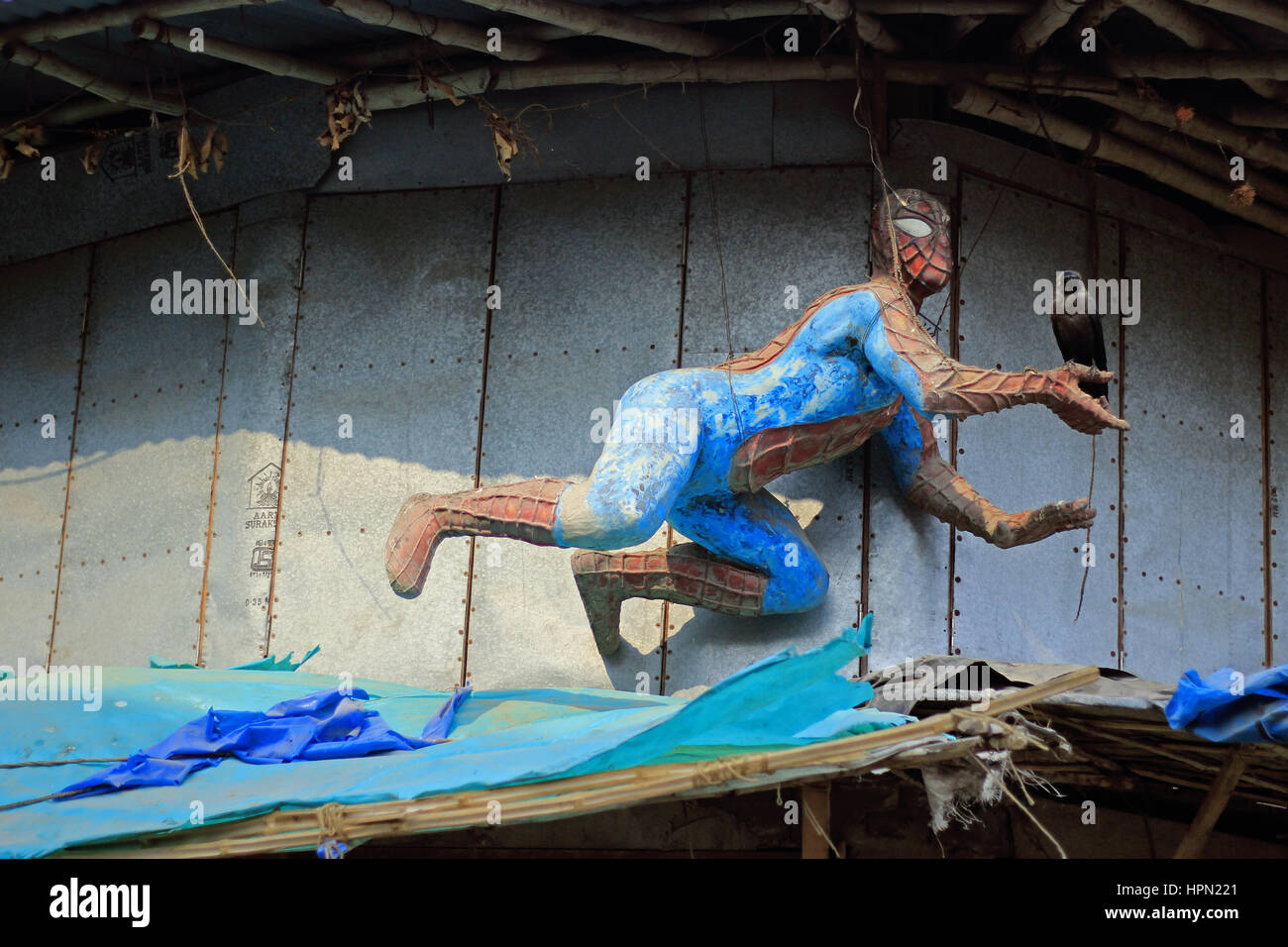 Il SPIDEMAN e il corvo sulle strade di Calcutta Foto Stock