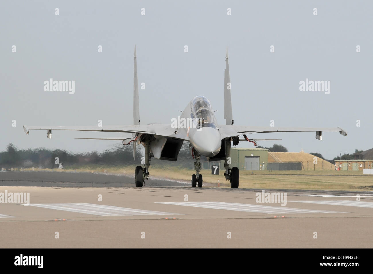 Forza aerea indiana Su-30MKI Flanker rullaggio giù la pista dopo lo sbarco a RAF Coningsby durante l'esercizio Indradhanush. Foto Stock