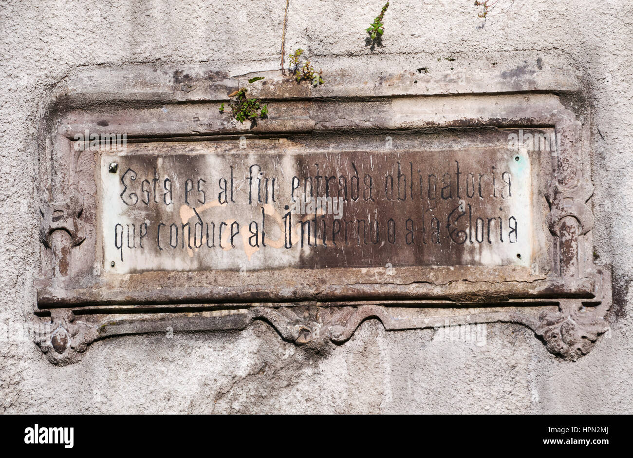 L'iscrizione sul vecchio cimitero di Bilbao su Calzadas de Mallona, lo scalone costruito nel 1745 che unisce la Città Vecchia con la Basilica di Begona Foto Stock