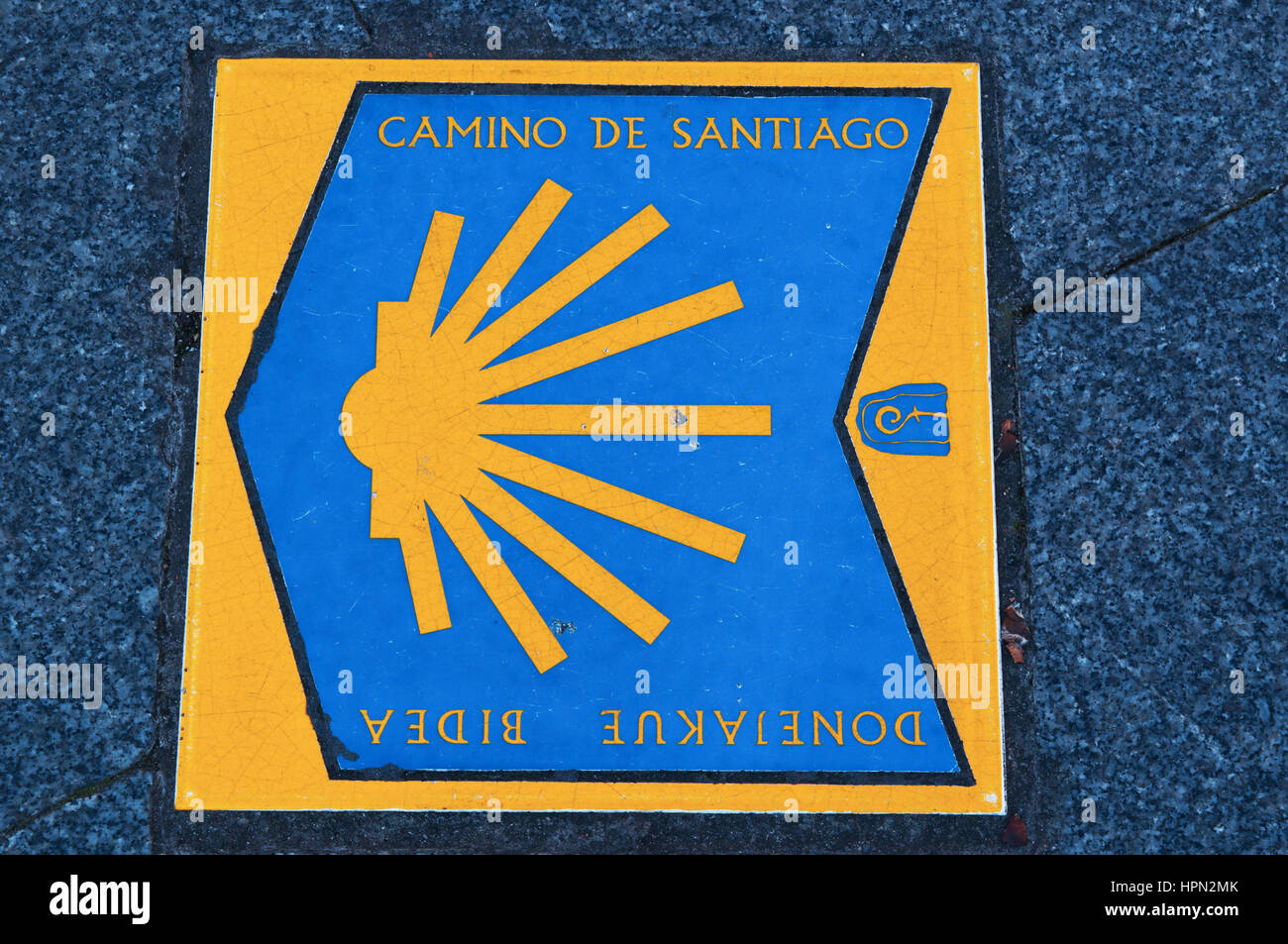 Cartello stradale camino de santiago con simbolo shell immagini e