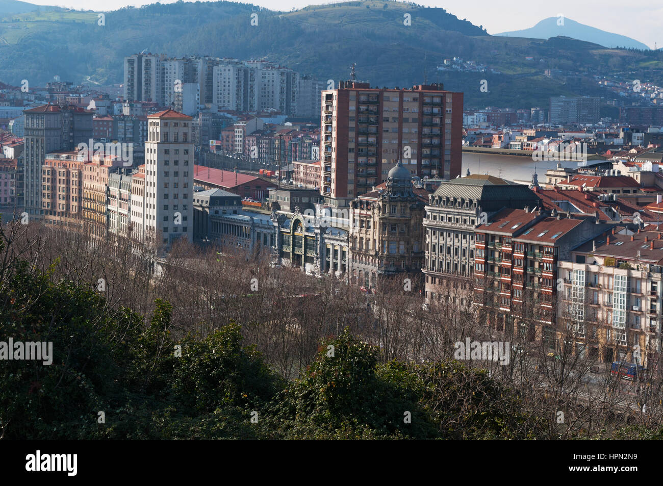 Bilbao, Paesi Baschi: lo skyline di Bilbao visto dal Parco Etxebarria Foto Stock