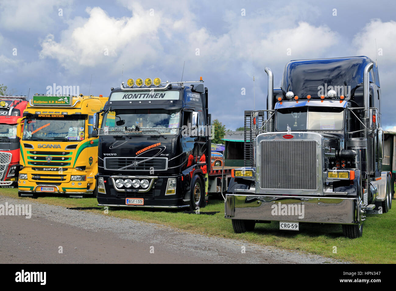 ALAHARMA, Finlandia - 12 agosto 2016: lineup di colorati, nuovi e classici, Scania e Volvo Peterbilt show truck visualizzati annuale sul carrello di alimentazione S Foto Stock